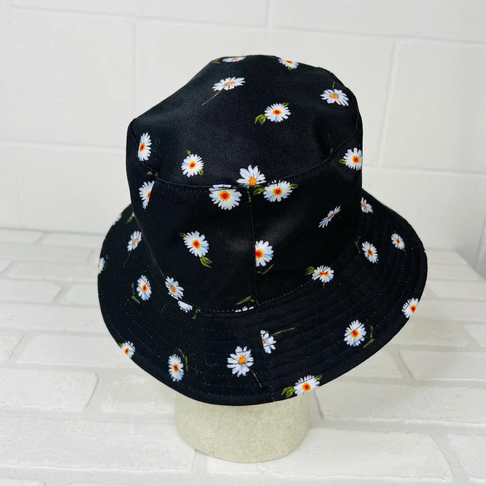 Alice + Olivia Reversible Bucket Hat Black White Daisy Floral Sun Hat